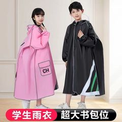 つばを厚くした子供用レインコートはかばんを持っています。