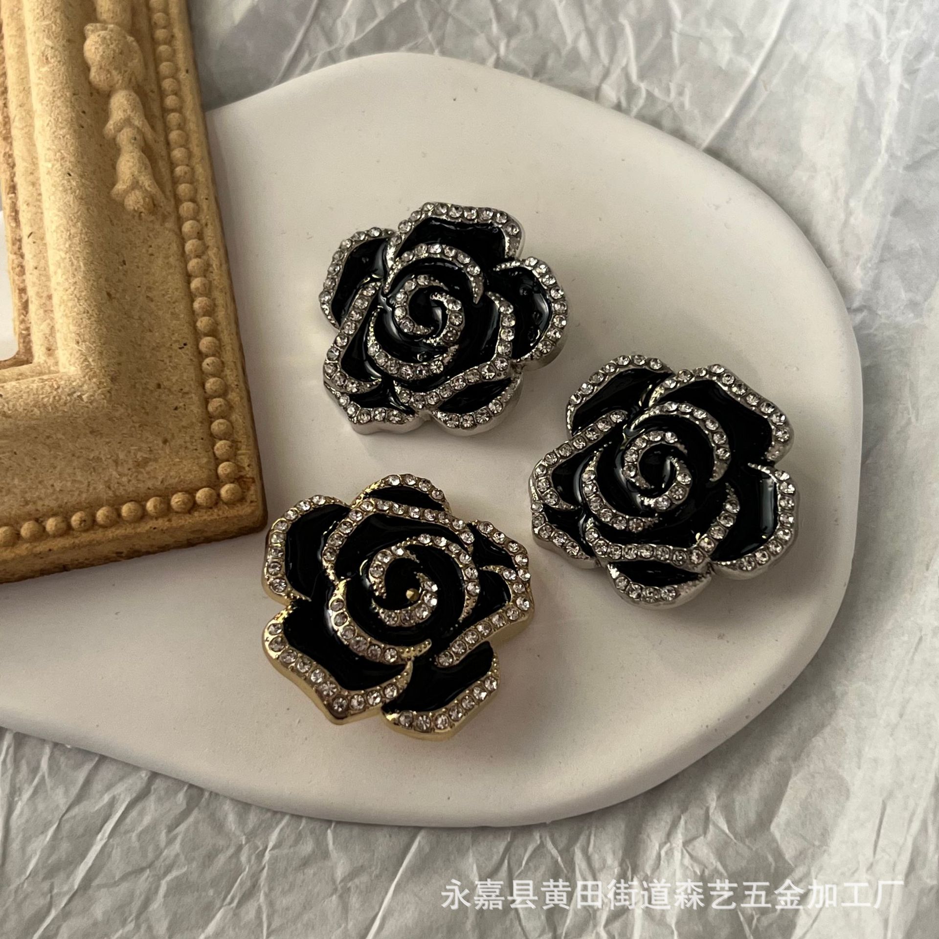 Small Fragrant Style Brooch Black Rose High-grade Camellia Red Corsage Women's Elegant Simple Clothes Suit Sweater Pin