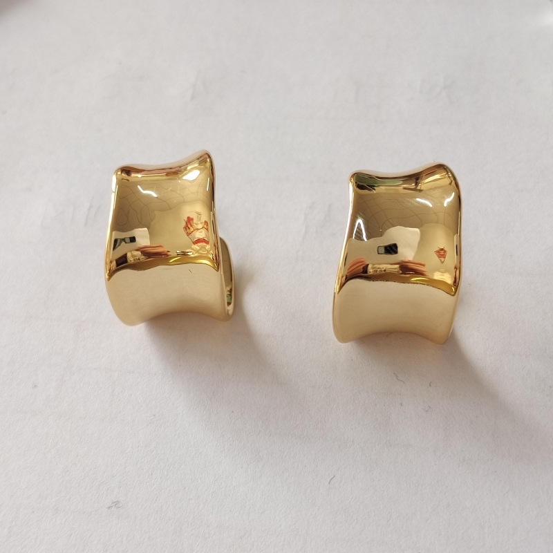 1 Pair Retro C Shape Solid Color Plating Copper 18k Gold Plated Ear Studs display picture 3