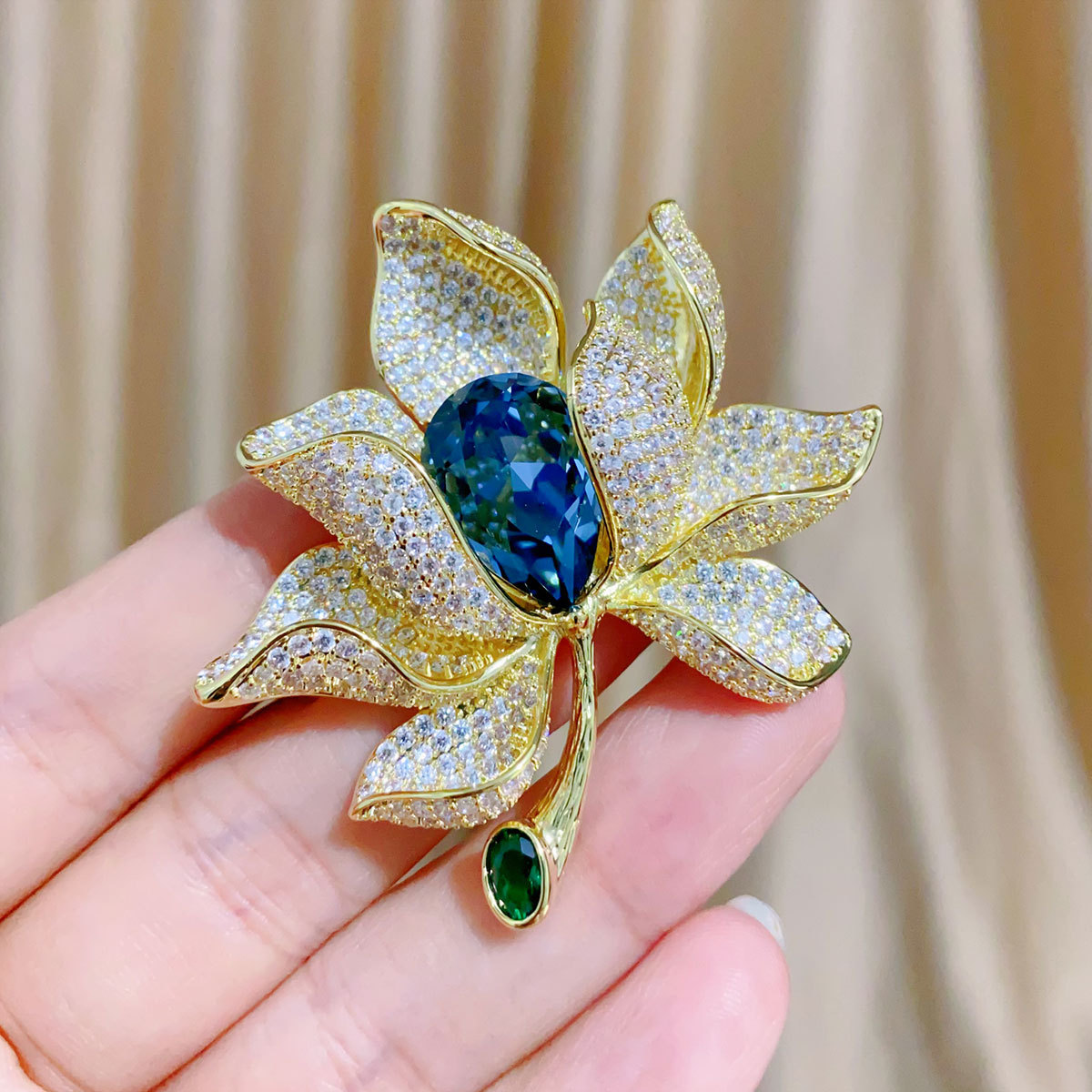 Dulce Pin Flor Cobre Embutido Cristal Circón Mujeres Broches display picture 5