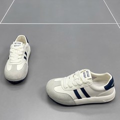 2025夏の新型女性徳訓靴レジャー運動は快適で軽やかなレトロな阿甘靴のファッション板靴に似合います。