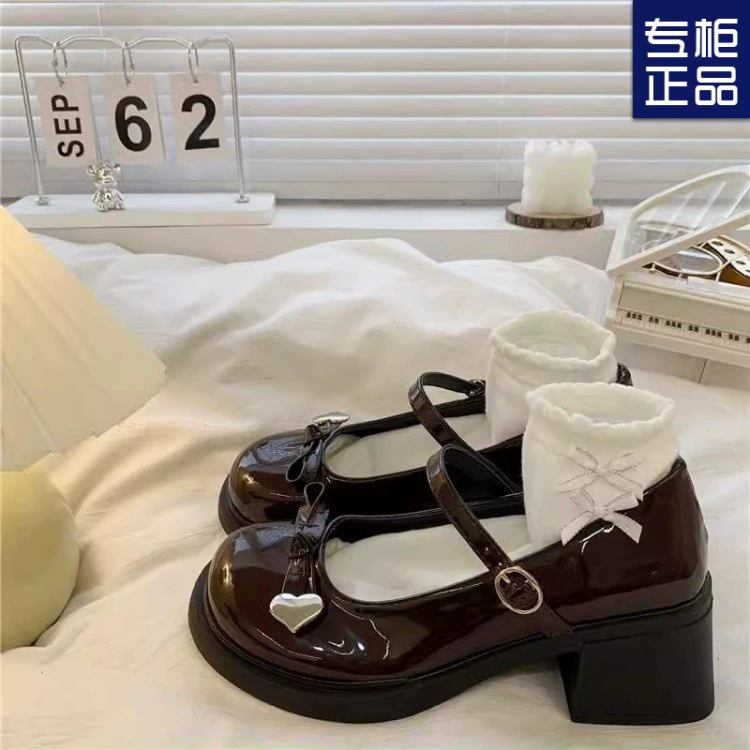 Женские туфли Мэри Джейн в корейском стиле с пряжкой в ​​форме сердца, весна-лето 2025, новые популярные в Интернете маленькие кожаные туфли в стиле ретро