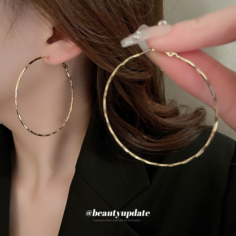 Pendientes brillantes de círculo de aguja de plata pendientes de anillo liso de estilo de metal personalizado pendientes de moda europea y americana simples pendientes de todo fósforo para mujeres