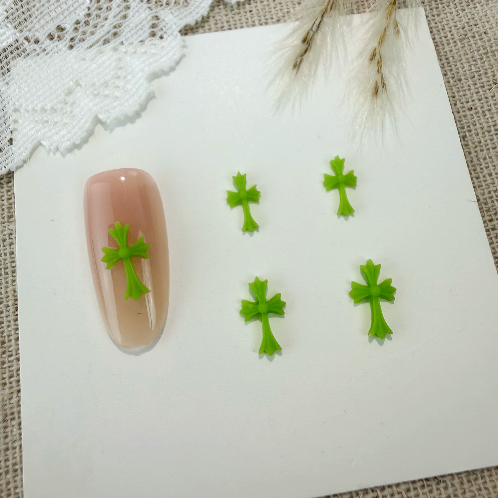 Fábrica de joyas de uñas cruz transfronterizas resina diy color tridimensional cro corazón teléfono móvil caso accesorios de uñas lote