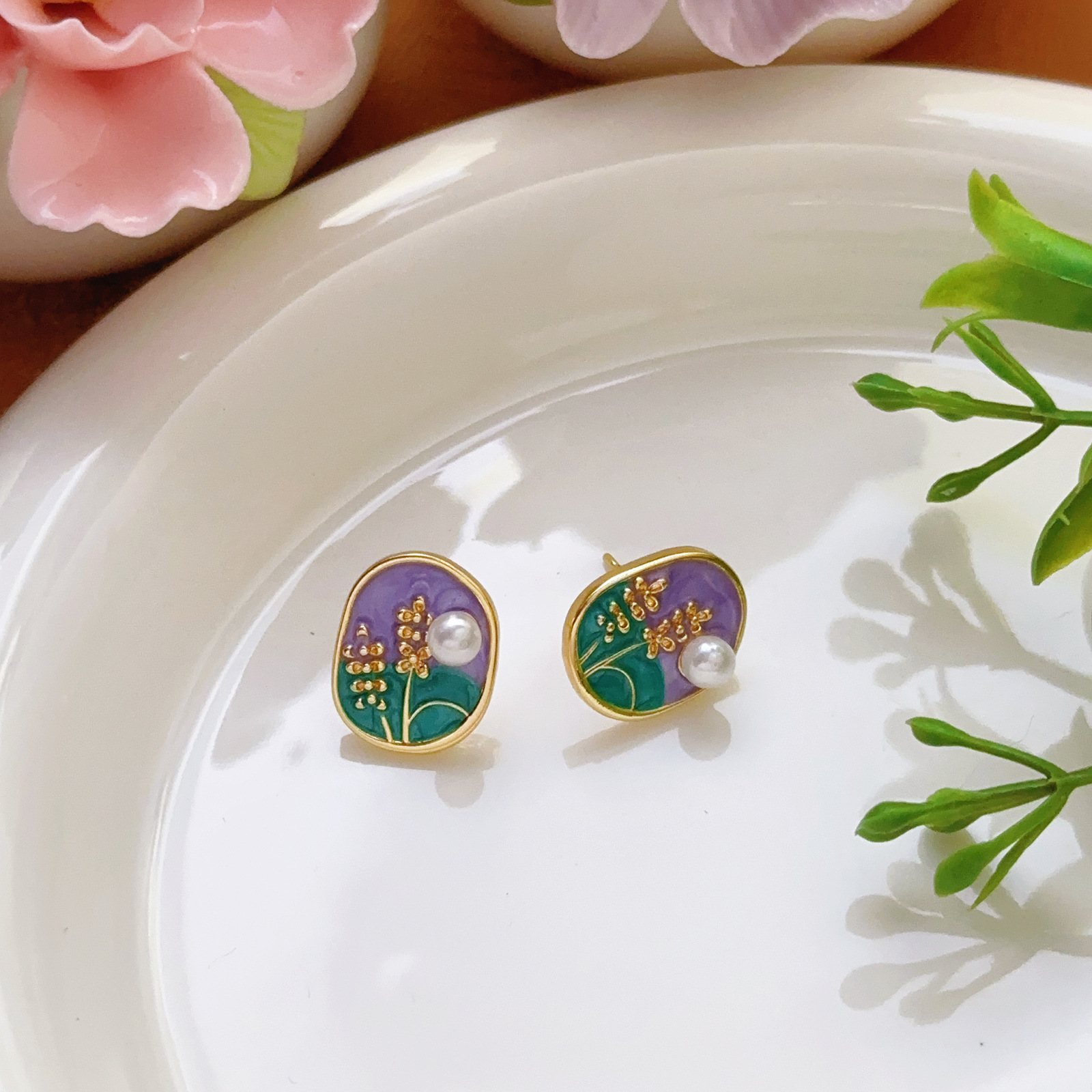 Pendientes de perlas Zhuji, temperamento blanco francés, pendientes antiguos, desplazamientos diarios, lujo ligero, joyería de orejas de alta gama al por mayor