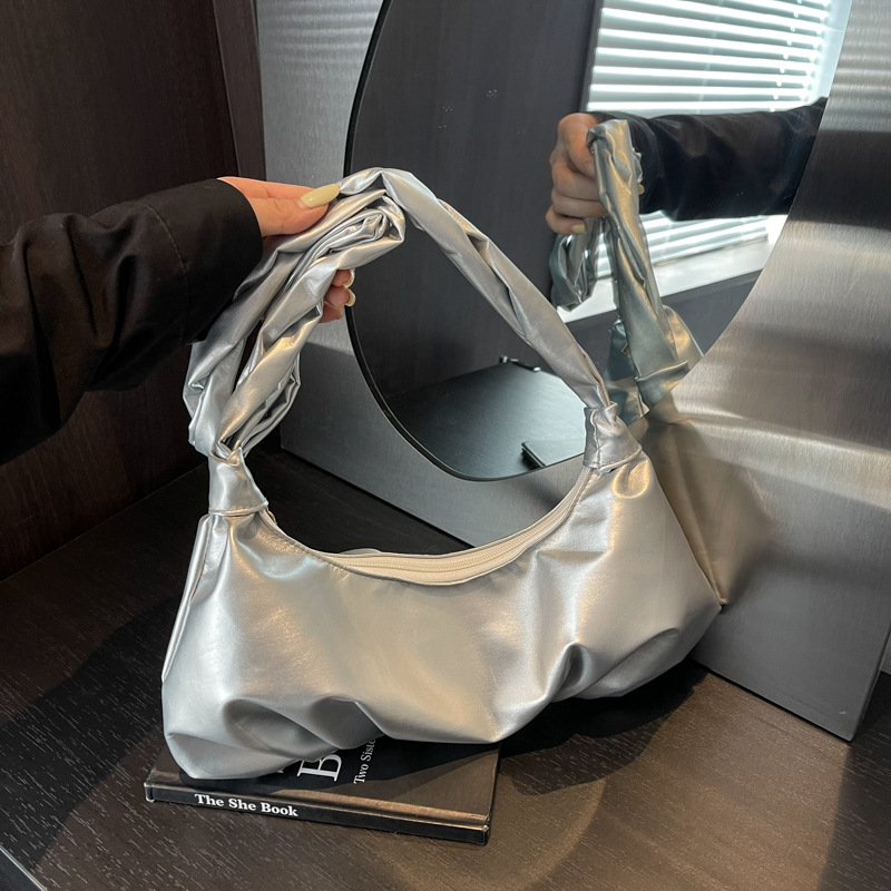 Este año, la moda popular en línea, mochila de hombro de temperamento plegado, 2023 verano, bolsas de brazo de mujer de viaje.