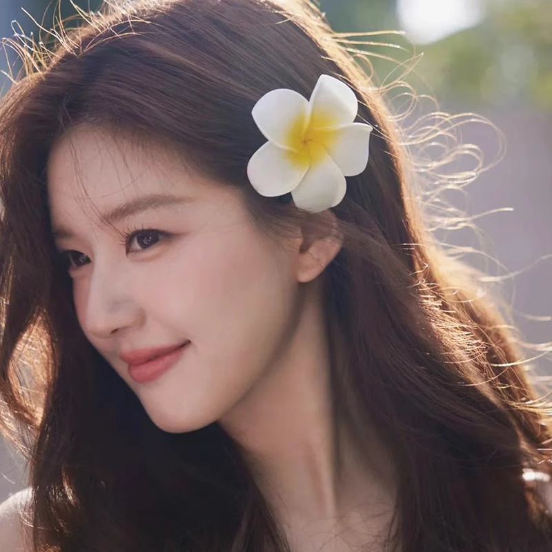 Zhao Lusiと同じスタイルのプルメリアヘアピンヘッドドレス、女性用、海辺での休暇の写真撮影、雰囲気のあるヘアピン、フラワークリップヘアアクセサリー|undefined