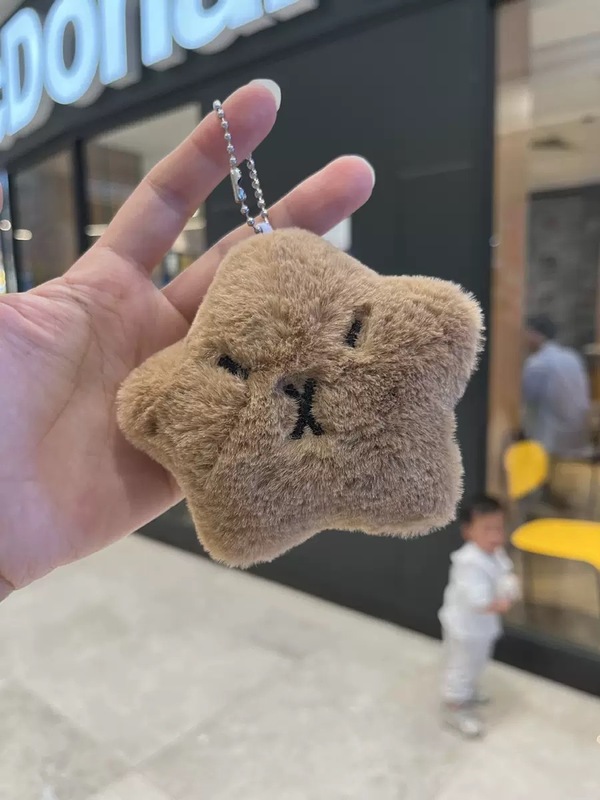 スタースタイルのきしむ小さなペンダント人形学生スクールバッグバックパックペンダント親友やカップル向けの無料クレーンゲームおもちゃ|undefined