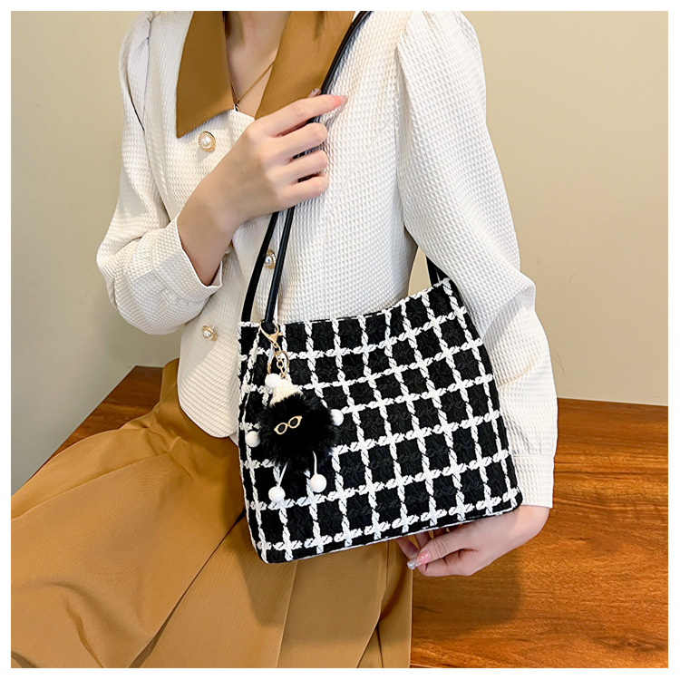 This year's popular bags are versatile for women. The 2023 new tweed bucket single-shoulder bag exudes a sense of sophistication and is a student commuting tote bag undefined