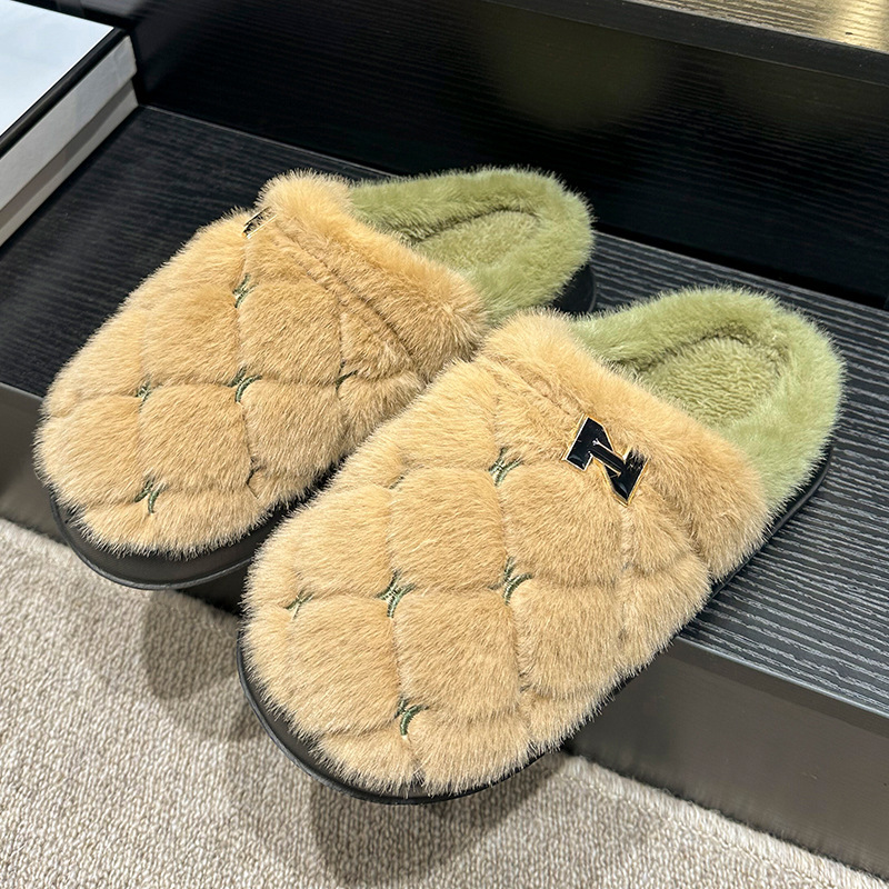 Zapatillas de algodón para mujer en otoño e invierno, posparto, interior del hogar, además de terciopelo para mantener el calor, antideslizantes y a la moda, zapatos peludos de suela gruesa.
