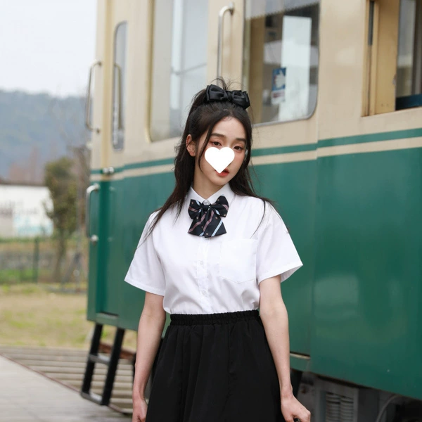 Women's white short sleeves + blue crown tie