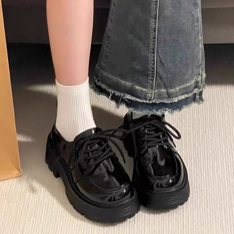 Zapatos de cuero de estilo británico para mujeres 2025 invierno nuevo tipo de cordón de suela gruesa muffin de suela suave retro versátil Lefour zapatos únicos