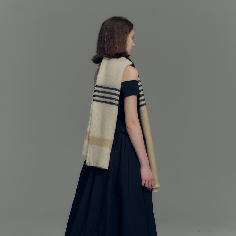Novo cachecol xadrez feminino em imitação de cashmere com blocos de cores cáqui e nude, com bordas desfiadas, ideal para outono e inverno. Tamanho ampliado._voghion.com