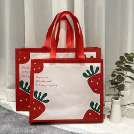 新年红色草莓手提袋子童装无纺布袋服装店可爱水果礼物袋包装袋。