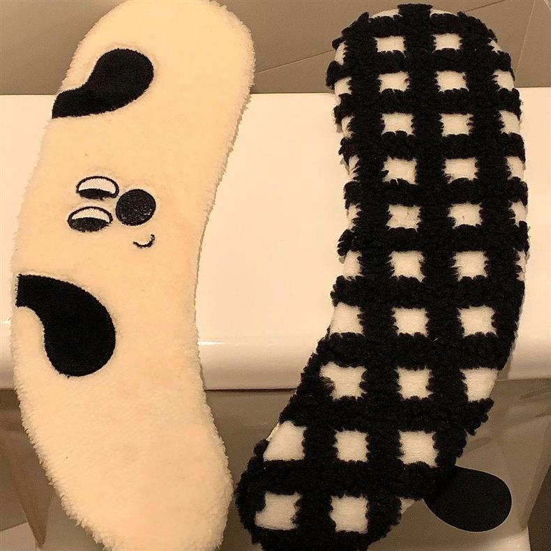 Toilet seat cushion, suitable for all seasons, winter toilet seat adhesive, autumn and winter thickened plush cushion undefined