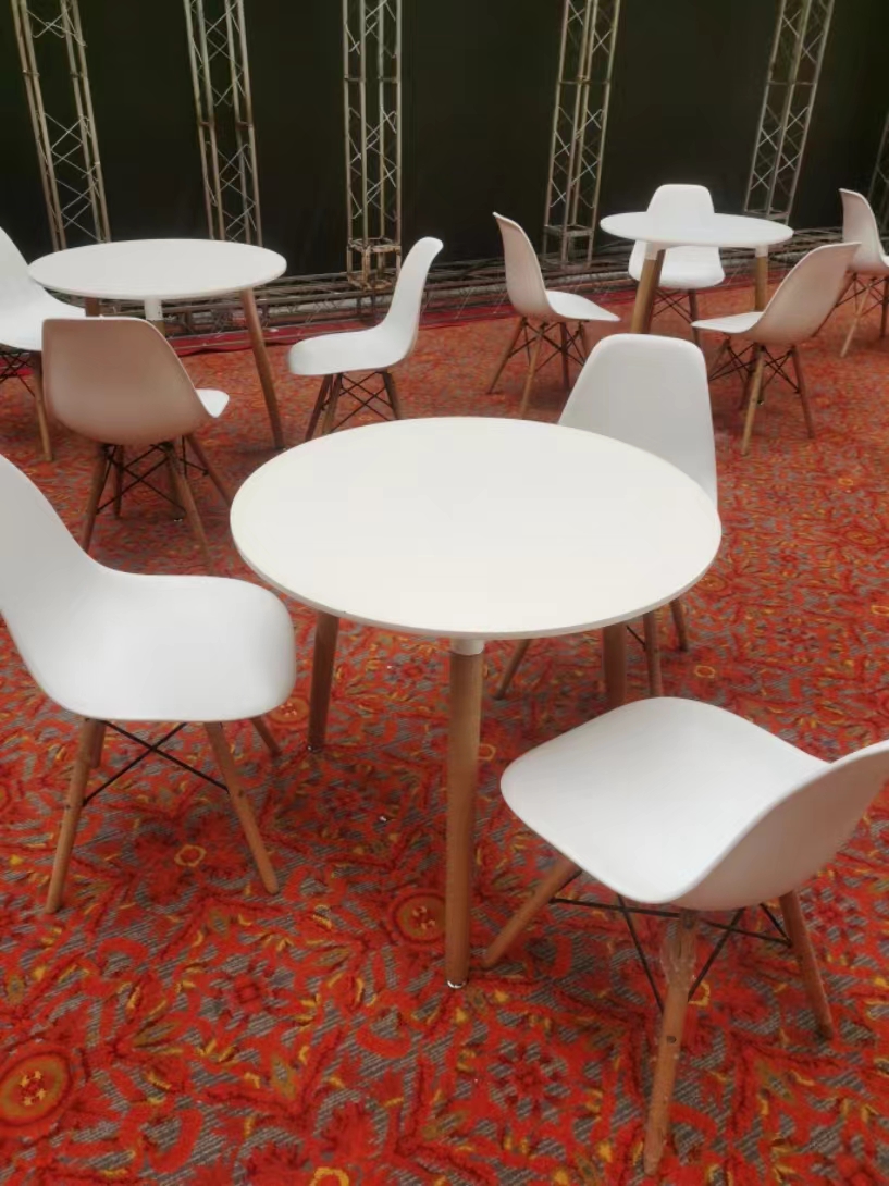 Negociación nórdica, recepción, combinación de mesas y sillas, balcón doméstico simple, mesa redonda pequeña de madera maciza, silla de tienda de té con leche de café