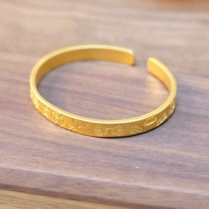 Gold shop with the same ancient method carved sand gold auspicious bracelet opening bracelet wide gold color for a long time does not fade national_voghion.com