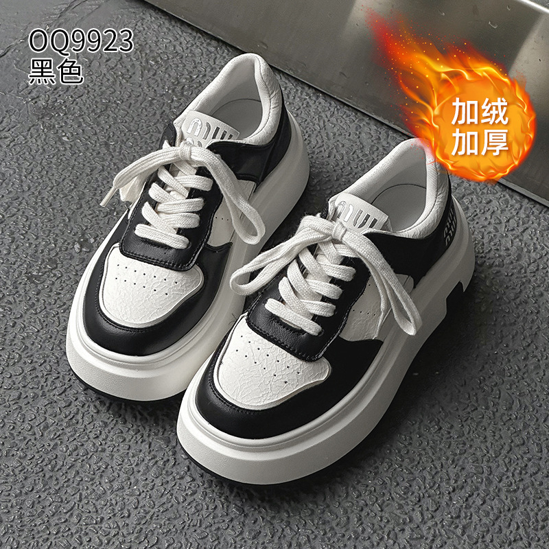 Pequeños zapatos blancos para mujeres en línea rojo explosión de otoño y invierno 2025 aumento de suela gruesa de cuero real y terciopelo pequeño in-mode zapatos de skate casuales