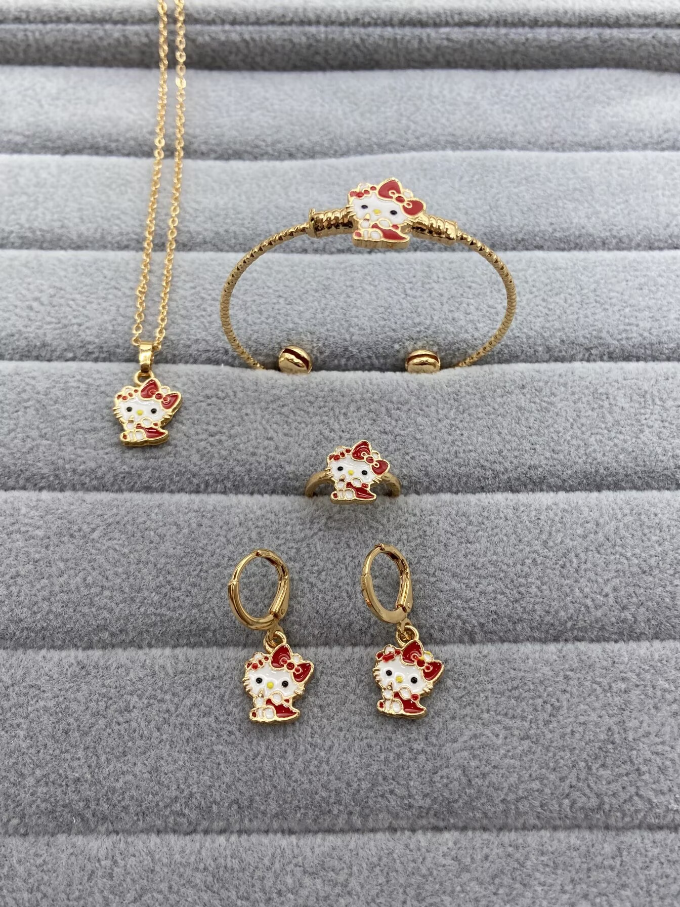 Juegos de joyería para niños transfronterizos de dibujos animados lindos anillos pendientes brazaletes colgante collar adyacente de cuatro piezas