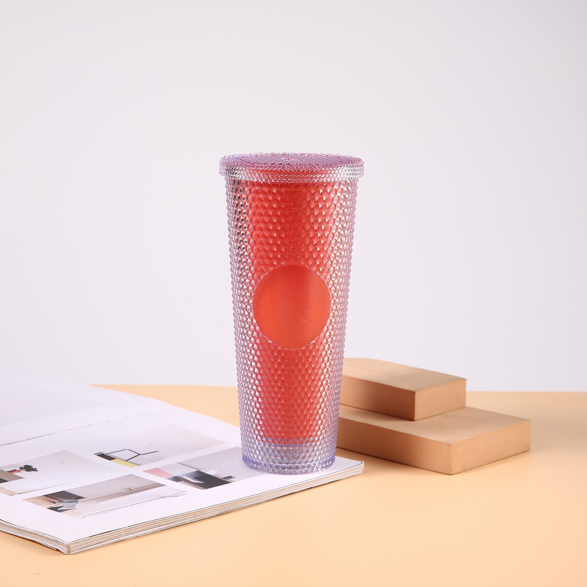 램프가있는 투명 오렌지 레드