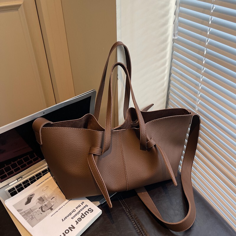 2025 Autumn and Winter New Pleated Large Capacity Tote Bag Women's Fashion Casual Casual Commuting Large Bag Hand Wings