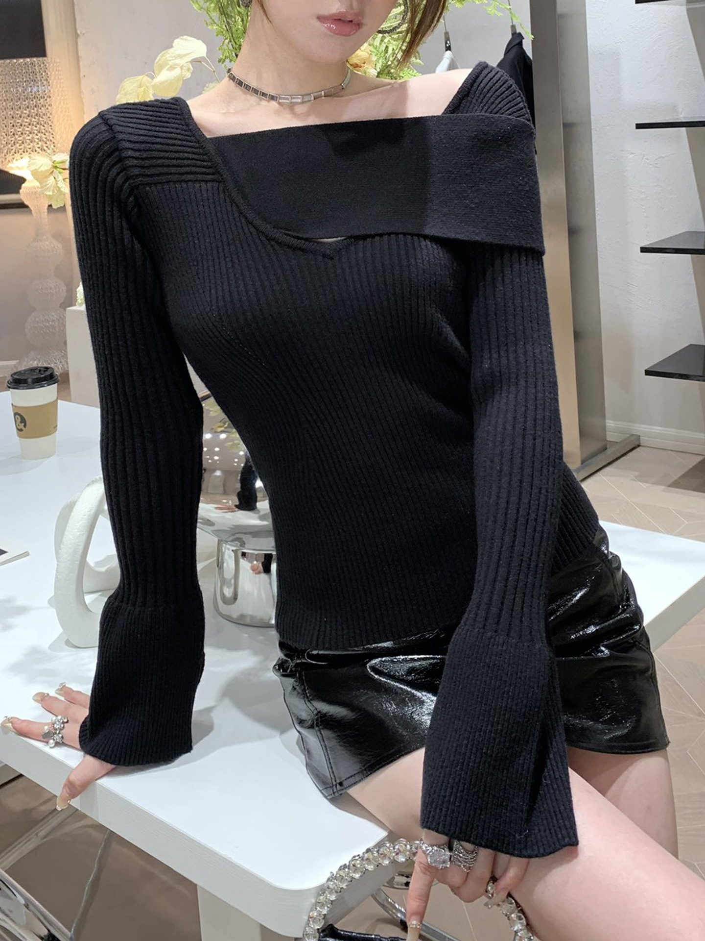 2025 nuevo diseño de hueco delgado perezoso interior con camisa de punto de mangas largas para mujeres suéter de invierno y otoño