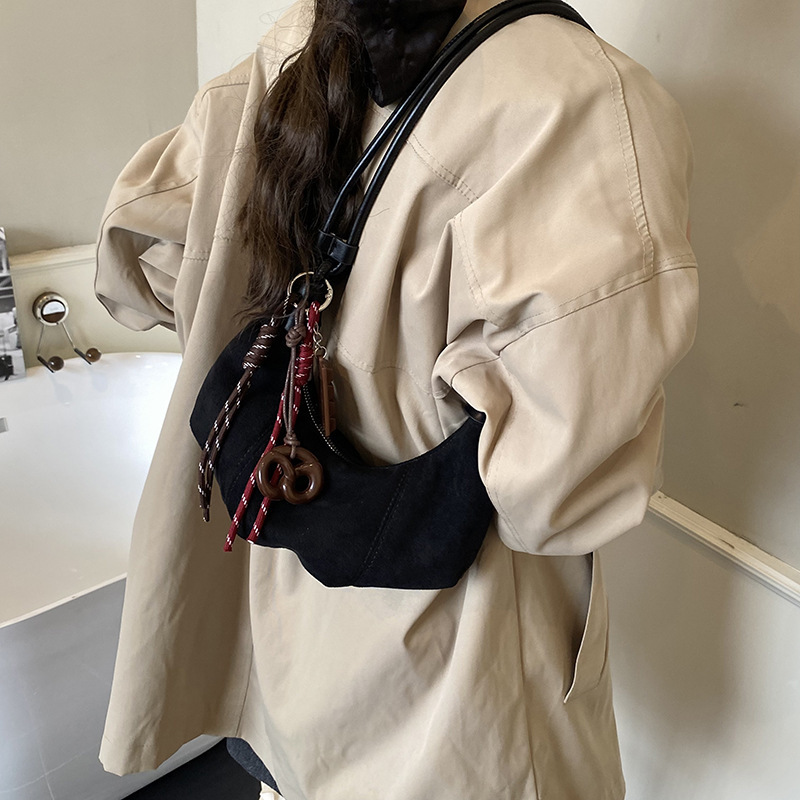秋冬复古麂皮绒牛角包小众洋气腋下包潮美拉德磨砂单肩斜挎饺子包|undefined