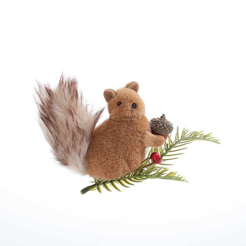 Colgante de ardilla de peluche transfronterizo rama de pino muñeca de dibujos animados decoración del árbol de Navidad decoración de escritorio colgante en stock