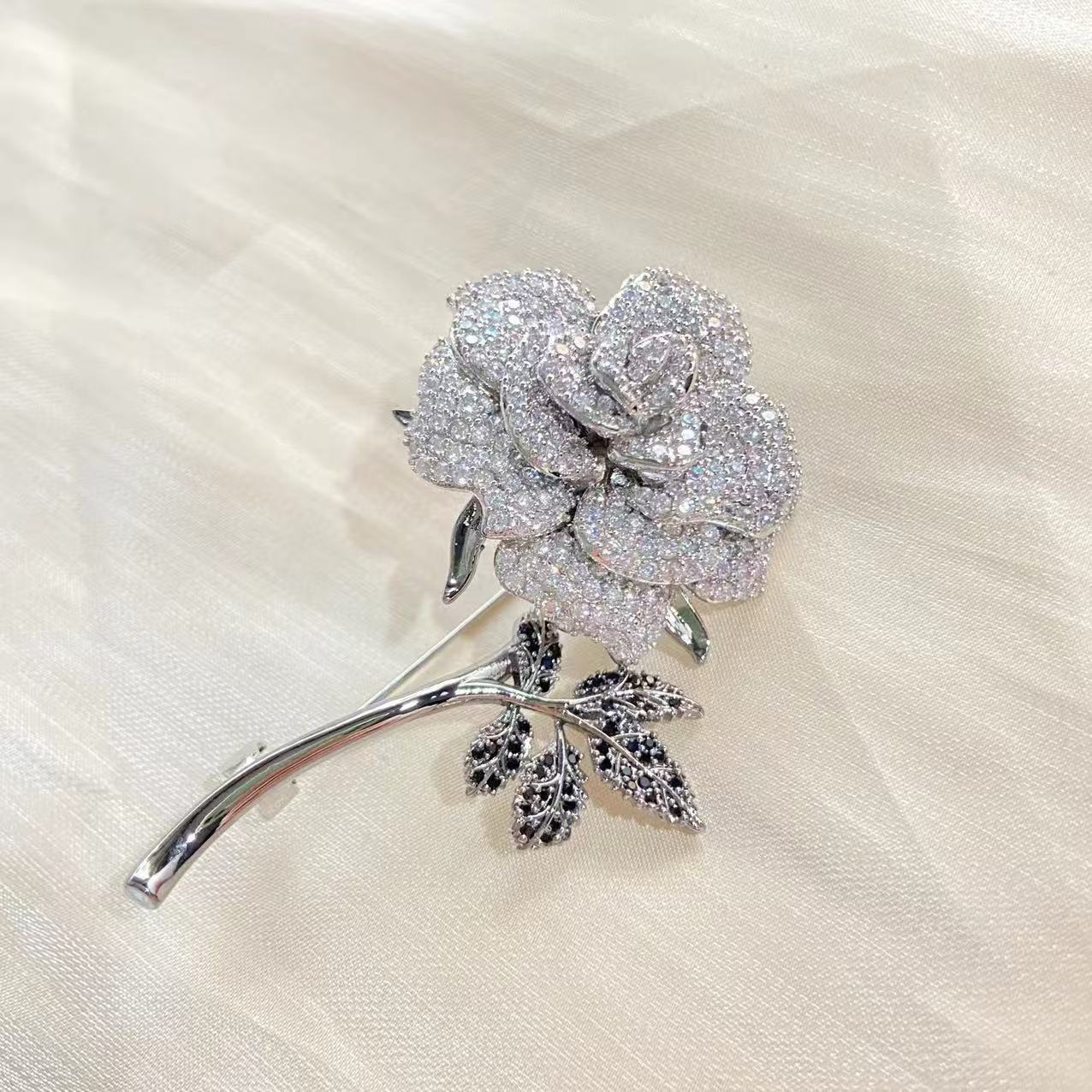 New Chinese Style Rose High-End Dual-Color Electroplated Brooch Versatile Elegant Coat Accessory_voghion.com