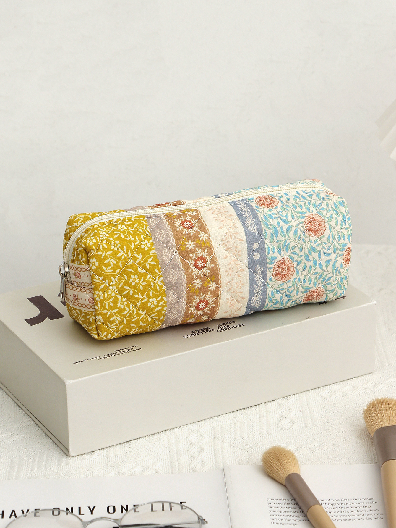 대비색 꽃 트럼펫