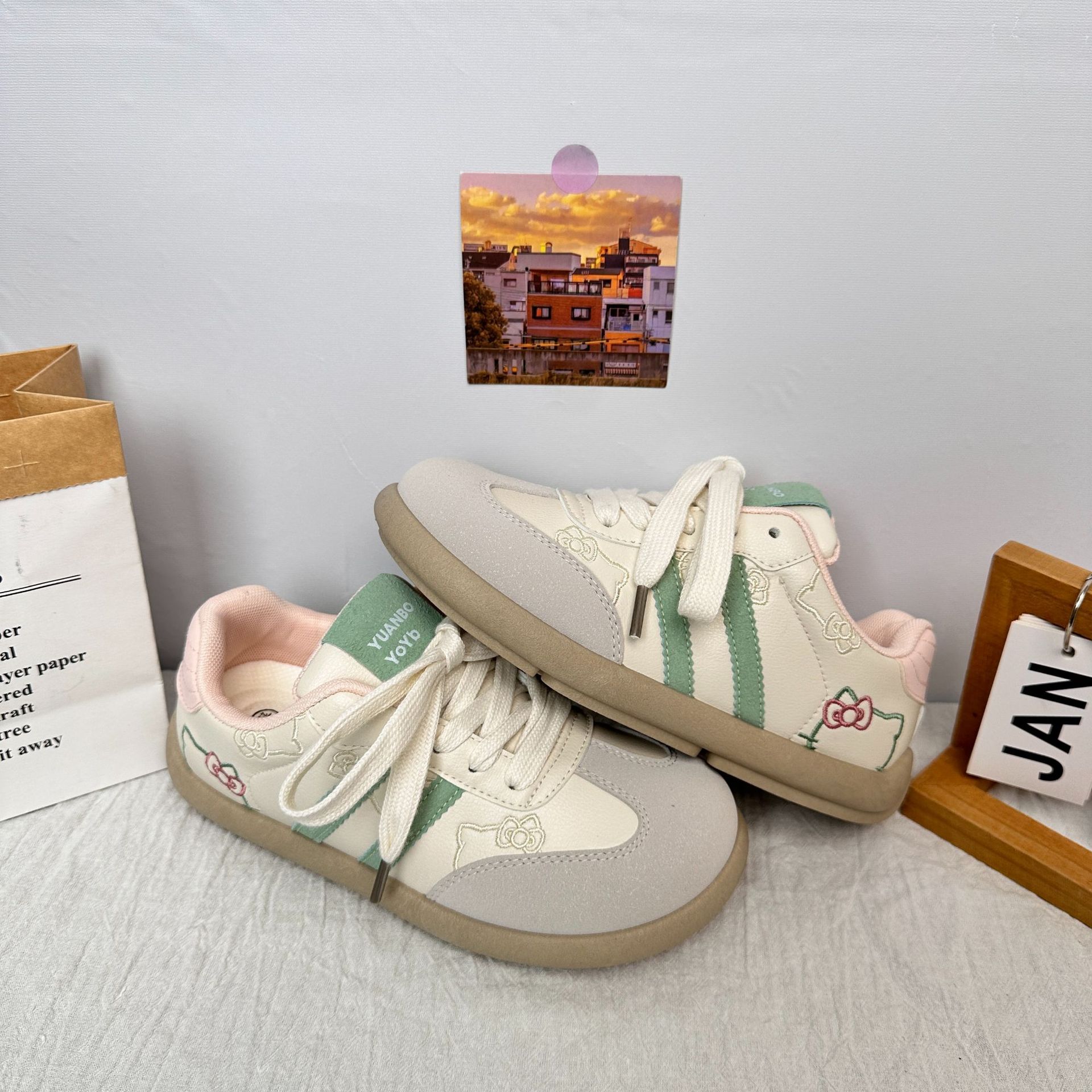 Yuanbo lindo gato KT bordado alemán zapatos de entrenamiento femenino 2025 primavera coreana nicho todo fósforo zapatos casuales pequeños zapatos blancos image 7