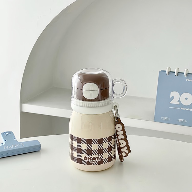 Una taza de tres bebidas taza de cubierta de agua potable taza de paja de acero inoxidable taza de agua portátil pequeña para niñas de alto valor facial