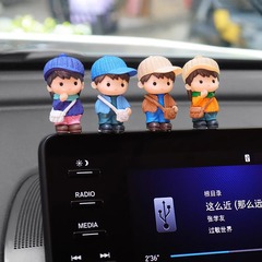 可愛卡通鴨舌帽男孩汽車中控台擺件車內公仔裝飾品車載空調口創意