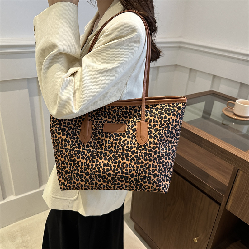 2024 en línea caño invierno nuevo retro leopardo bolso de lona bolso de hombro de niñas bolso de mano casual de gran capacidad