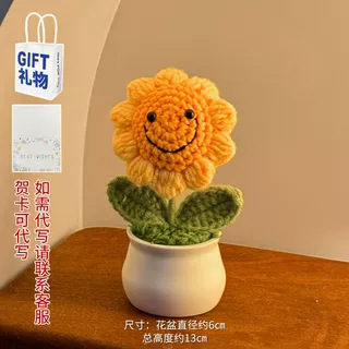 誕生日プレゼントの創意的な女の子は、車の小さな置物のテーブルにヒマワリの花束を飾って手で花を編む|undefined