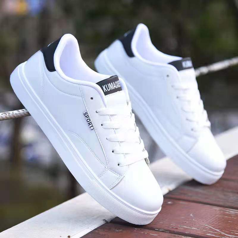 Zapatos blancos para hombres coreanos de moda universal zapatos de skate de otoño 2025 nuevo cuero impermeable zapatos de estudiantes de suela suave hombre