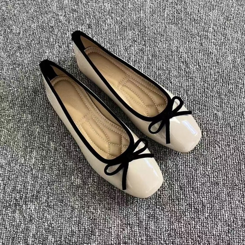2025 Doudou Grandma Ballet Bow 新しいスクエアトゥフラットレッドシューズフレグランススタイル浅い口多用途婦人靴|undefined