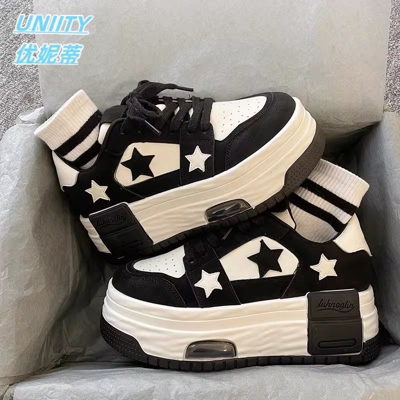 Zapatos blancos de suela gruesa para mujeres delgadas pequeñas rojas de red con el mismo aumento de estrellas zapatos de skate bajos de bienestar zapatos de mujer