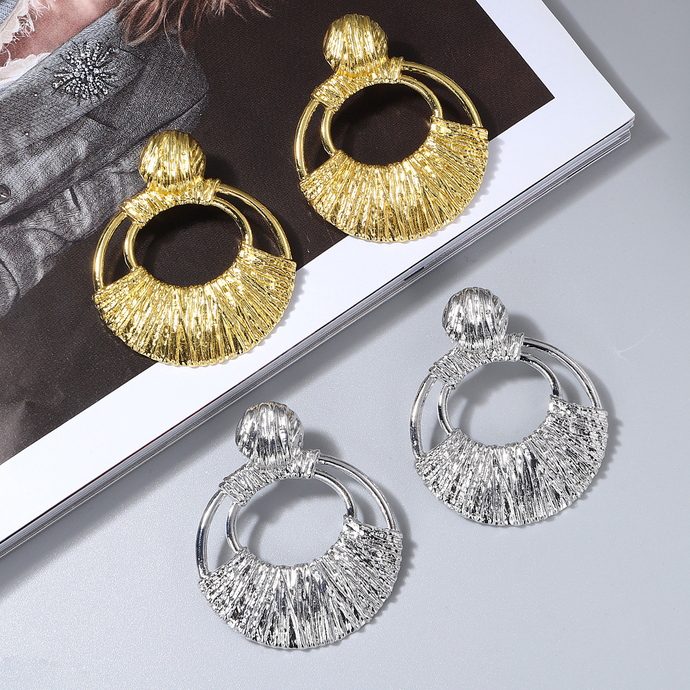 Fashion Design Sense Retro Style Earrings Texture Texture Hollow Round Earrings Wholesale display picture 3