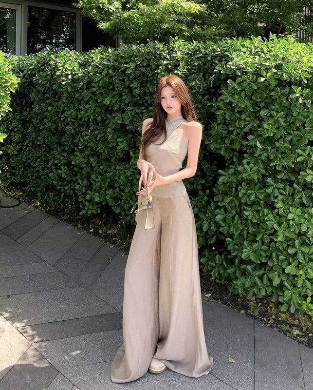 ファッショナブルな夏の女性のスーツ、ハイエンドのクロスホルターネックベスト、ノースリーブトップ、カジュアルなドレープフロアレングスパンツ|undefined