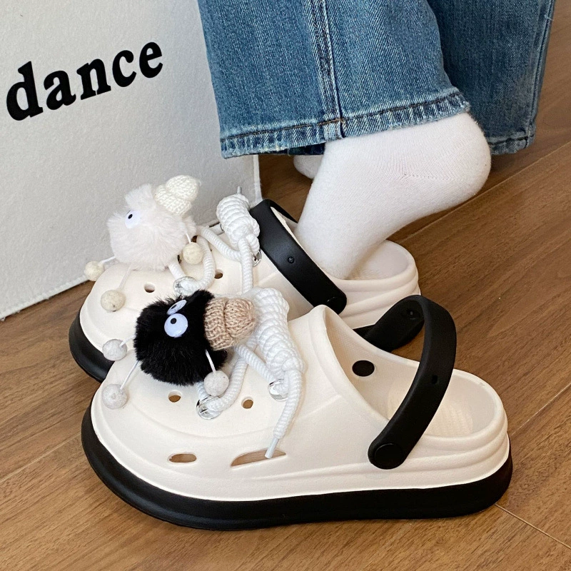 Студенты могут носить нескользящие сабо из ПВХ на толстой подошве для женщин, которые можно носить на улице во время летних каникул.