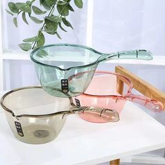 メーカーは家庭用の透明なプラスチックの水を提供しています。