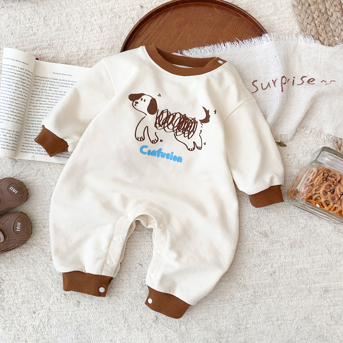 2025 primavera nuevo bebé mono hombre bebé estilo occidental casual cuello redondo dibujos animados cachorro salir gatear