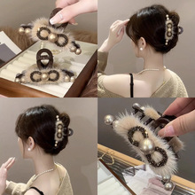 毛绒抓夹女2025新款高端后脑勺鲨鱼夹高级感发夹大号毛毛夹子头饰