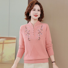 妈妈春秋毛衣中老年绣花保暖上衣时尚V领针织衫大码宽松复古T恤