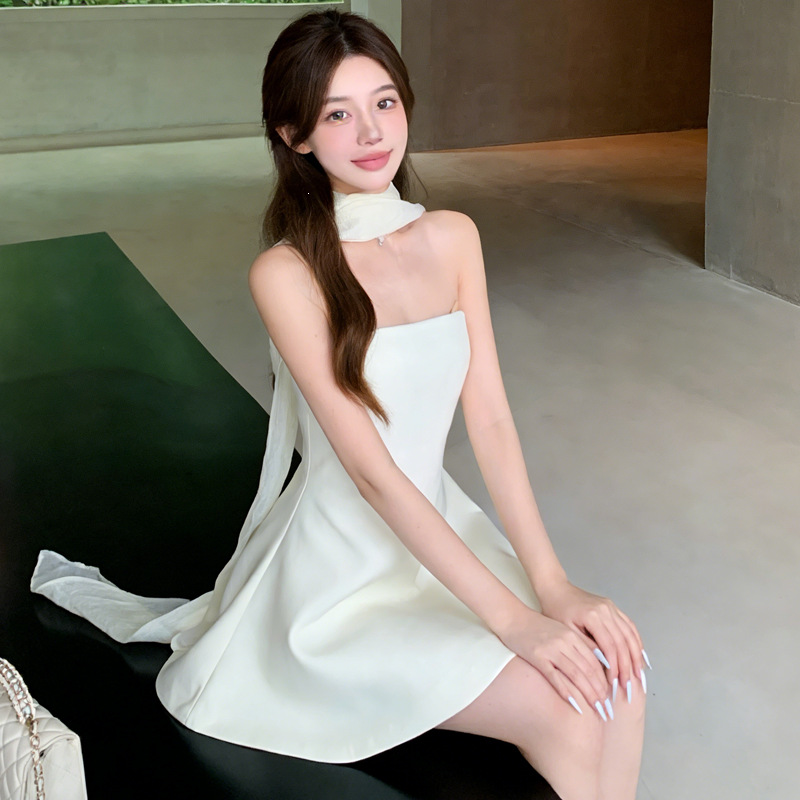 Ağ rəngli qayışlı strapless qısa ziyafət paltarı