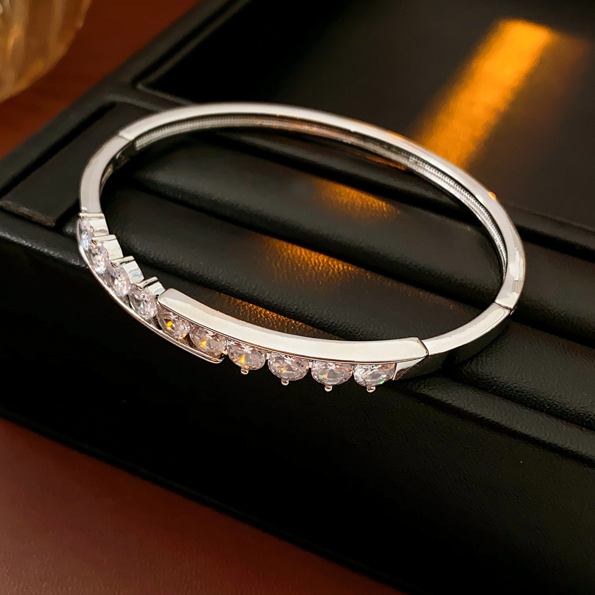 Pulsera de amor solar de circón galvanizado en oro real