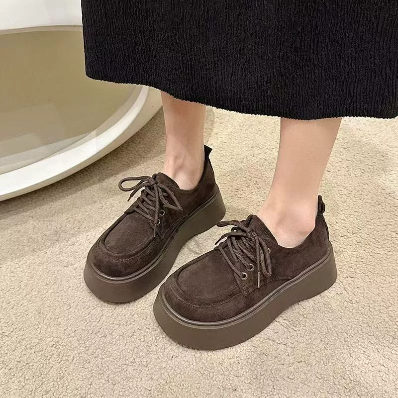 Толстая подошва маленького человека увеличивает модную обувь Le Fu весной 2024 новая сетка красного цвета матовая ретро одиночная обувь