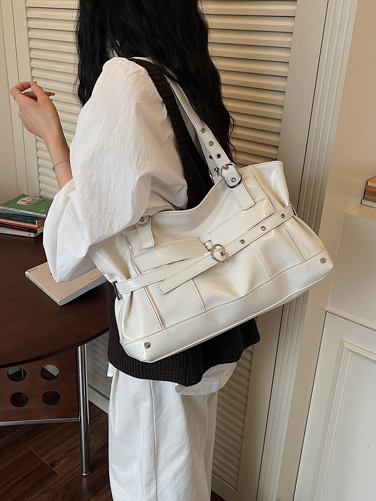 Bolsa de motocicleta de chicas calientes retro para mujeres 2026 verano nuevo nicho de lujo ligero bolso de hombro de brazo bolso de viaje transfronterizo