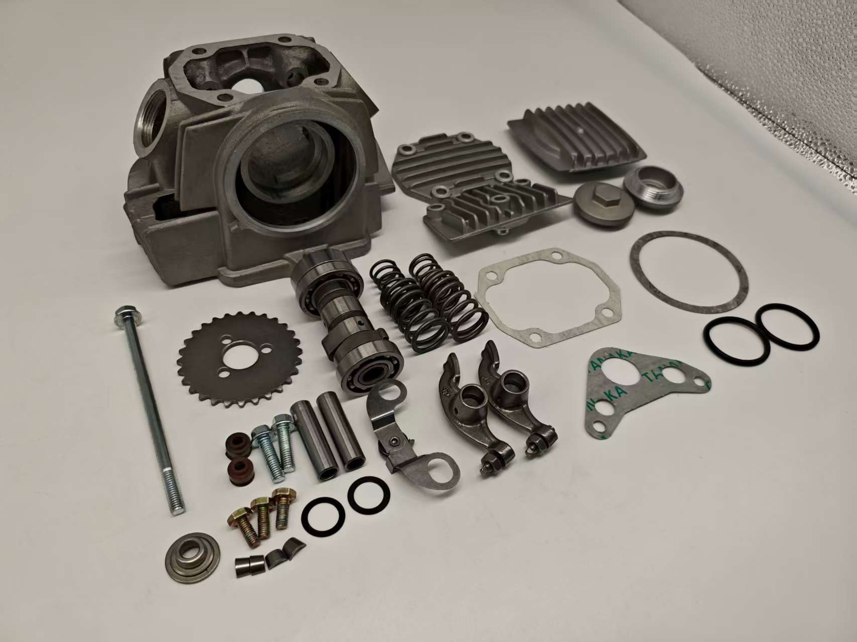 Motorcycle Dayang DY100 cylinder head assembly, JD100/JH100/C100 engine cylinder parts for curved-beam motorcycles